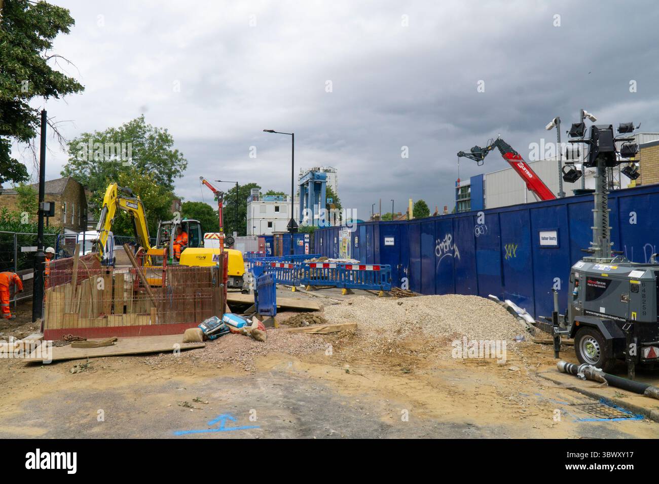 London, Großbritannien. Juli 2025. An der Kings Avenue in Lambeth werden Reparaturen durchgeführt, nachdem eine geplatzte Wasserleitung am 12. Juli eine Überschwemmung und dann ein Sinkloch verursacht hat. Bauunternehmen für Thames Water sind in Sichtweite, aber die Arbeiten werden erst am 25. Juli abgeschlossen sein, was zu fast zwei Wochen Umleitungen für drei örtliche Buslinien, Autofahrer und Fußgänger führt. In der letzten Woche sind drei weitere Stromleitungen im Süden Londons aufgetreten, die der privatisierte Wasserversorger Thames Water für das heiße, trockene Wetter verantwortlich macht. Quelle: Anna Watson/Alamy Live News Stockfoto