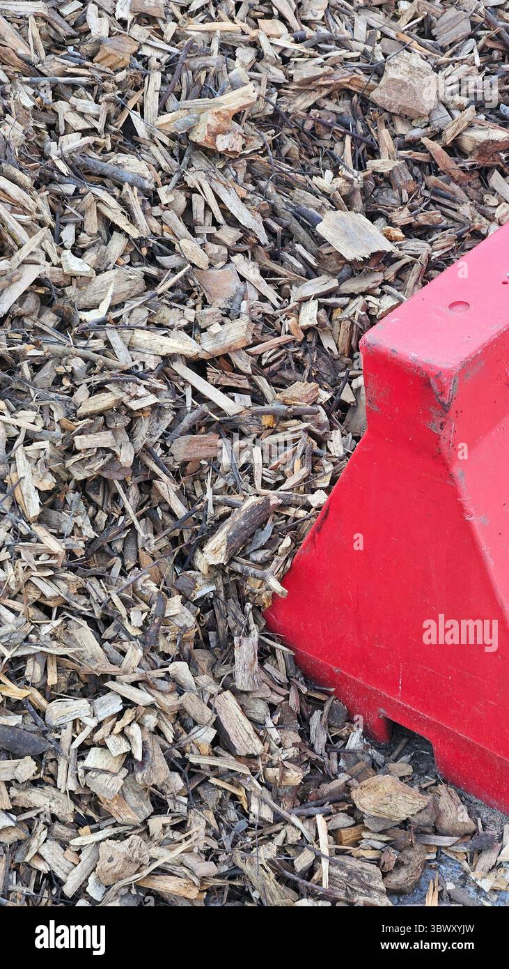 Holzspäne und rote Barriere - Smartphone-aufgenommenes Stockfoto