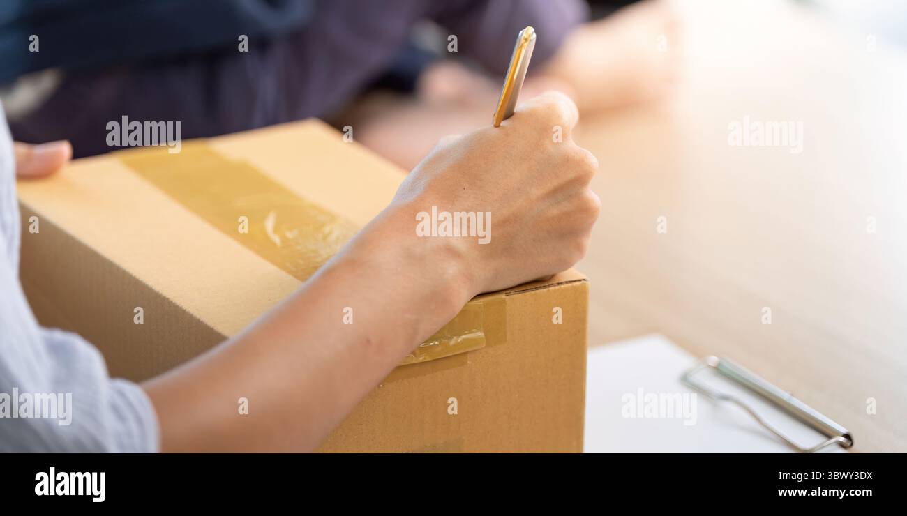 Online verkaufen: Nahaufnahme der Handschrift auf Versandkarton Stockfoto