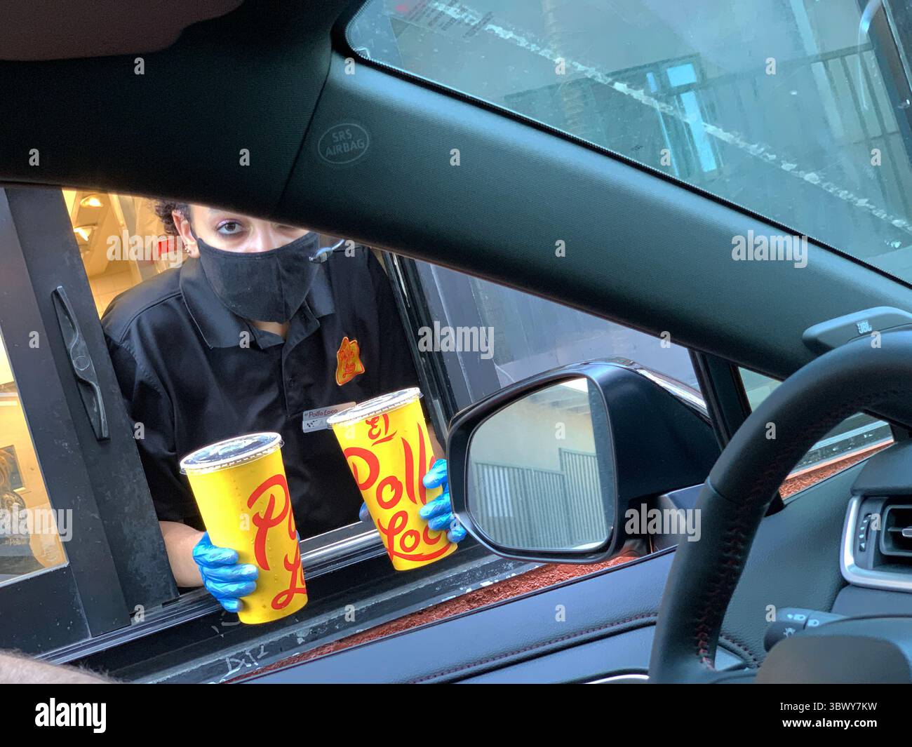 Juli 2021, LOS ANGELES, KALIFORNIEN, USA: El Pollo Loco. Es gibt eine Stadt am Meer, eine sanfte Gesellschaft, ich nehme nicht an, dass Sie wollen. Und wie es seine traurige Geschichte erzählt, wird seine Hohlheit Sie heimsuchen. Seine Straßen und Boulevards, Waisen und Oligarchen, es hört eine klagende Melodie, abgeschnittene Symphonie, ein Ozeanerbrochenes am Ufer, Los Angeles, im Deinen. Oh, meine Damen, angenehm und zurückhaltend, frech und sicher, ich sehe eure Unterhosen und all die Jungs, die ihr herumschleppt, ein leerer Kerl gefunden, von Samstag bis Montag. Du Berg- und Talmenschen, hängst deine Hosen an h runter Stockfoto