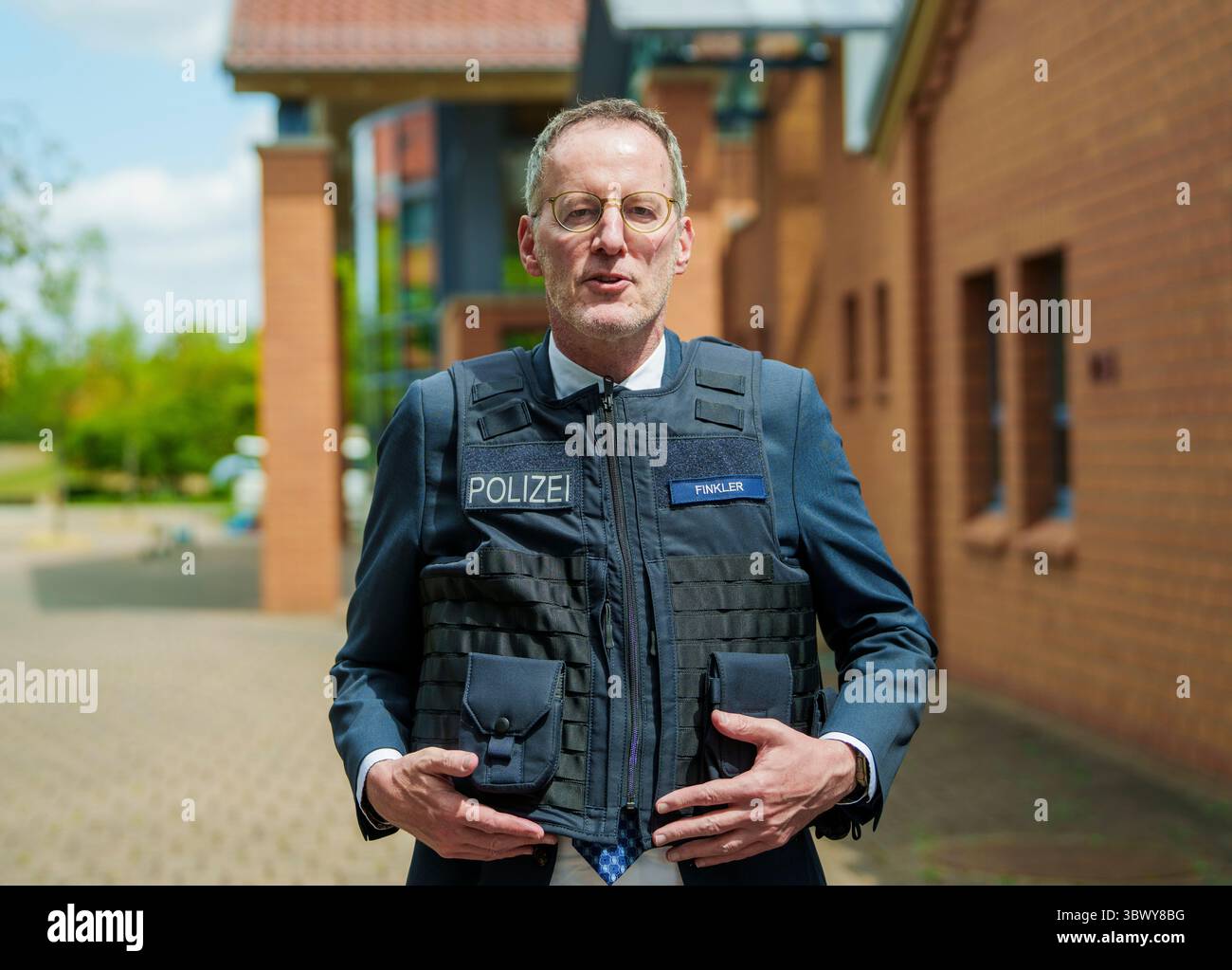 Mainz, Deutschland. Juli 2025. Michael Ebling (SPD), Innenminister von Rheinland-Pfalz, trägt die neue Unterpanzerschutzweste. Die Rheinland-pfälzische Polizei erhält erstmals eine neue Unterpanzerschutzweste (UZSW) mit integriertem Stichschutz. Darlegung: Andreas Arnold/dpa/Alamy Live News Stockfoto