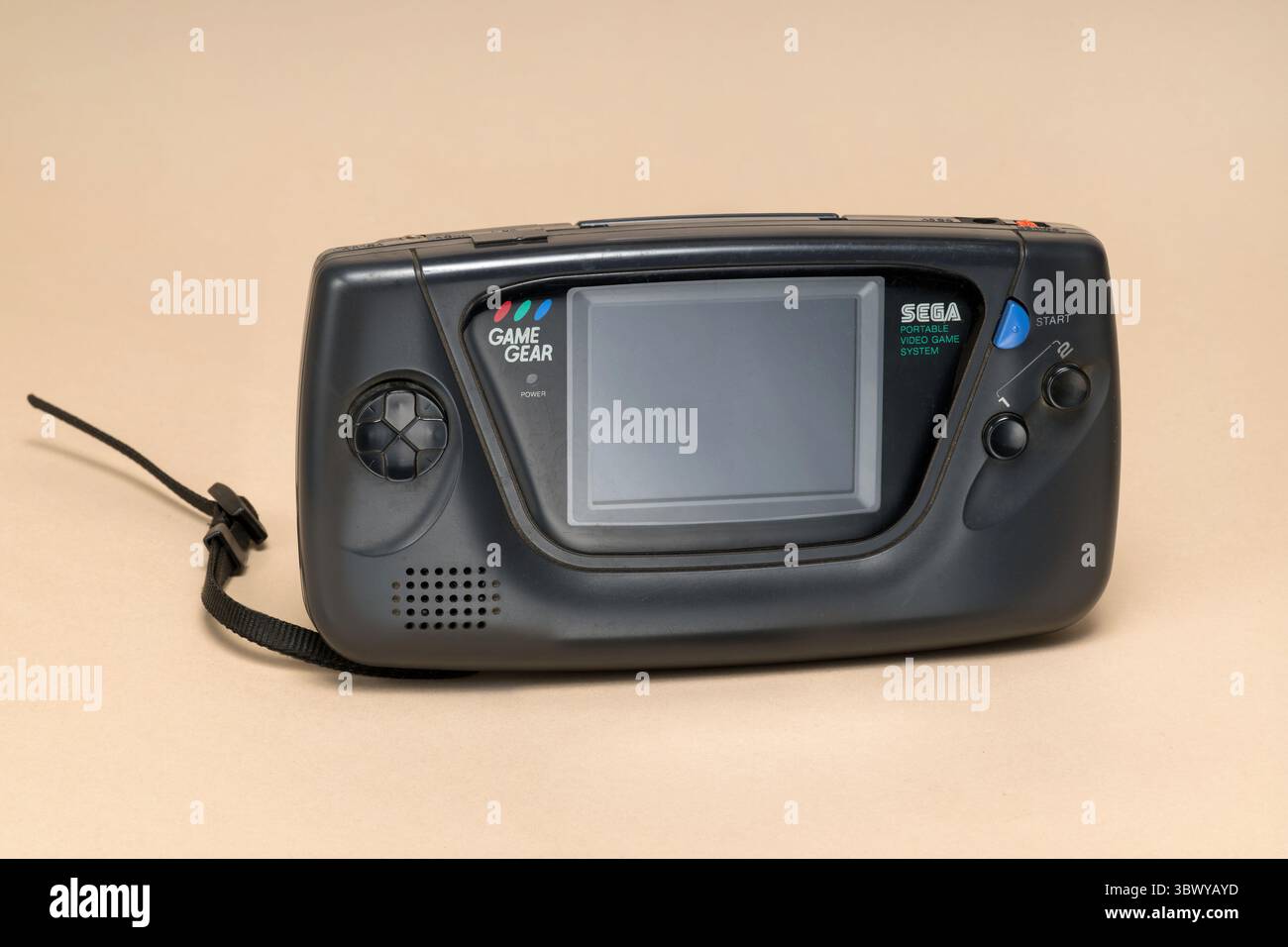 Pavia, Lombardei, Italien - 27. Dezember 2024: SEGA Game Gear Portable Video Game Game System von 1990 im Ctrl+Alt Museum. Codename: Projekt Mercury. Produkt Stockfoto