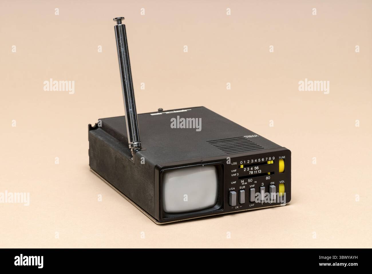 Pavia; Lombardei; Italien - 8. Dezember 2024: Sinclair Micro Vision MTV1 TV von 1978 im Ctrl+Alt Museum. Es war das zweite in der Nähe eines Taschengeländes Stockfoto