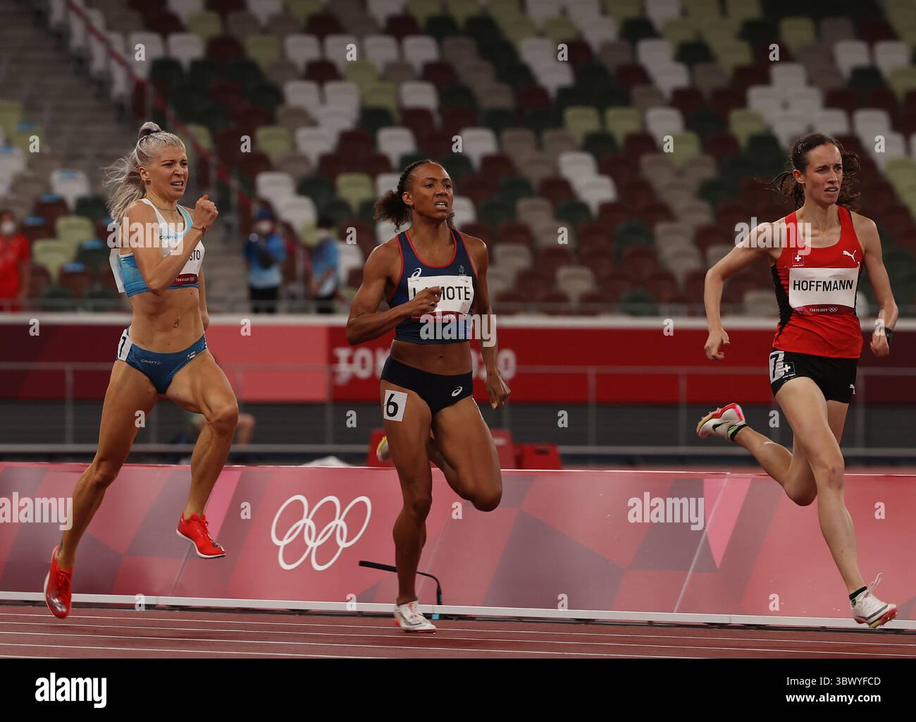 31. Juli 2021, Tokio, Japan: FINN-ISH-LINIE: Olympisches 800-Meter-Finale der Frauen, Finnin SARA KUIVISTO, 29, (Startnummer 1894), auf dem Weg, den nationalen Rekord wieder zu brechen, nachdem sie ihre letzte Runde eingelegt hatte, um das Halbfinale bei den Olympischen Sommerspielen 2020 in Tokio am Samstag zu erreichen. Sie belegten den 6. Platz und brachen eine 30-Jahres-Marke für finnische Frauen in den 800-Meter-Strecken. Sie lieferten einen atemberaubenden neuen finnischen Rekord von 1.59.41 im 800-Meter-Halbfinale der Olympischen Spiele in Tokio. Dies ist das erste Mal, dass eine finnische Frau 800 Meter in weniger als zwei Minuten gelaufen ist. (ALLE Verwendungen notieren: © Scott Mc Kiernan/ZUMA Press Wire) Stockfoto