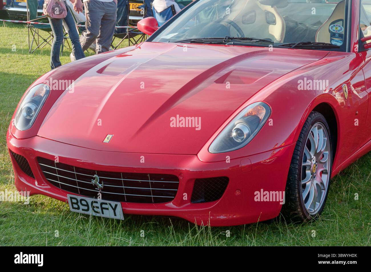Ein roter Ferrari 599 GTB Fiorano auf einer Oldtimer-Ausstellung in Yorkshire England Stockfoto