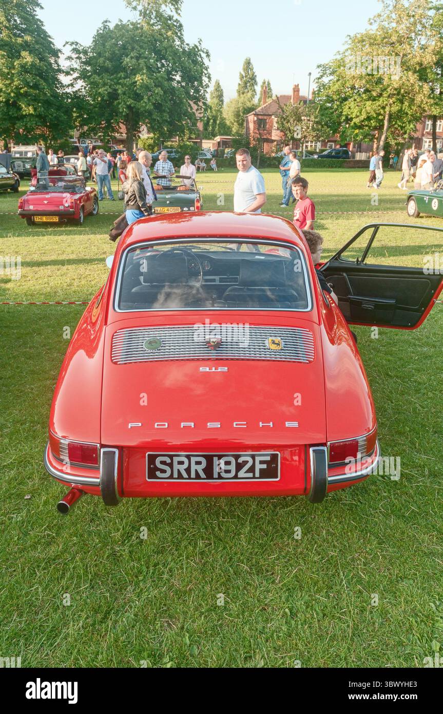 Ein oranger Porsche 912 Oldtimer auf einer Oldtimer-Ausstellung in Yorkshire England Stockfoto