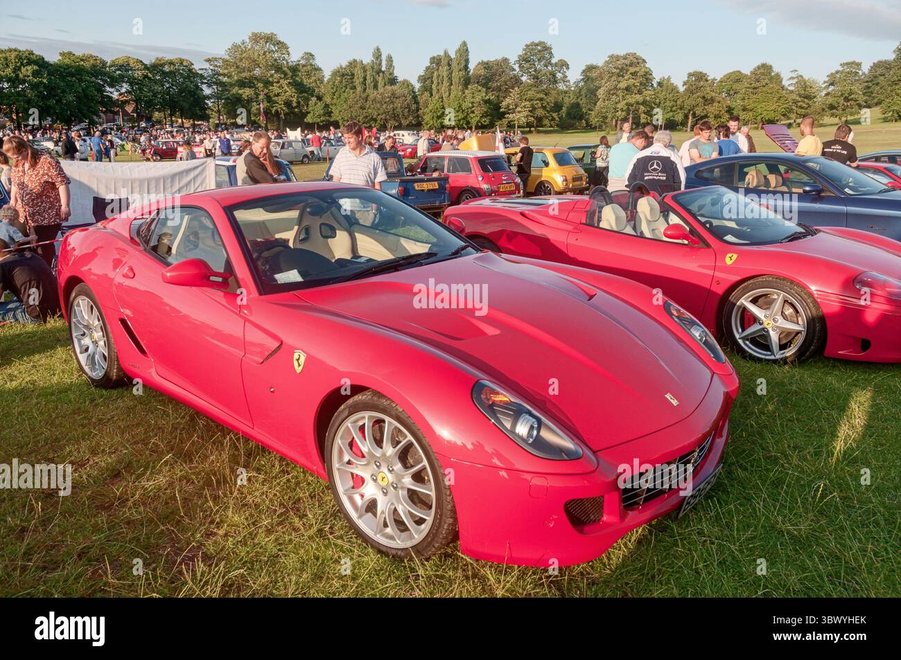 Ein roter Ferrari 599 GTB Fiorano auf einer Oldtimer-Ausstellung in Yorkshire England Stockfoto