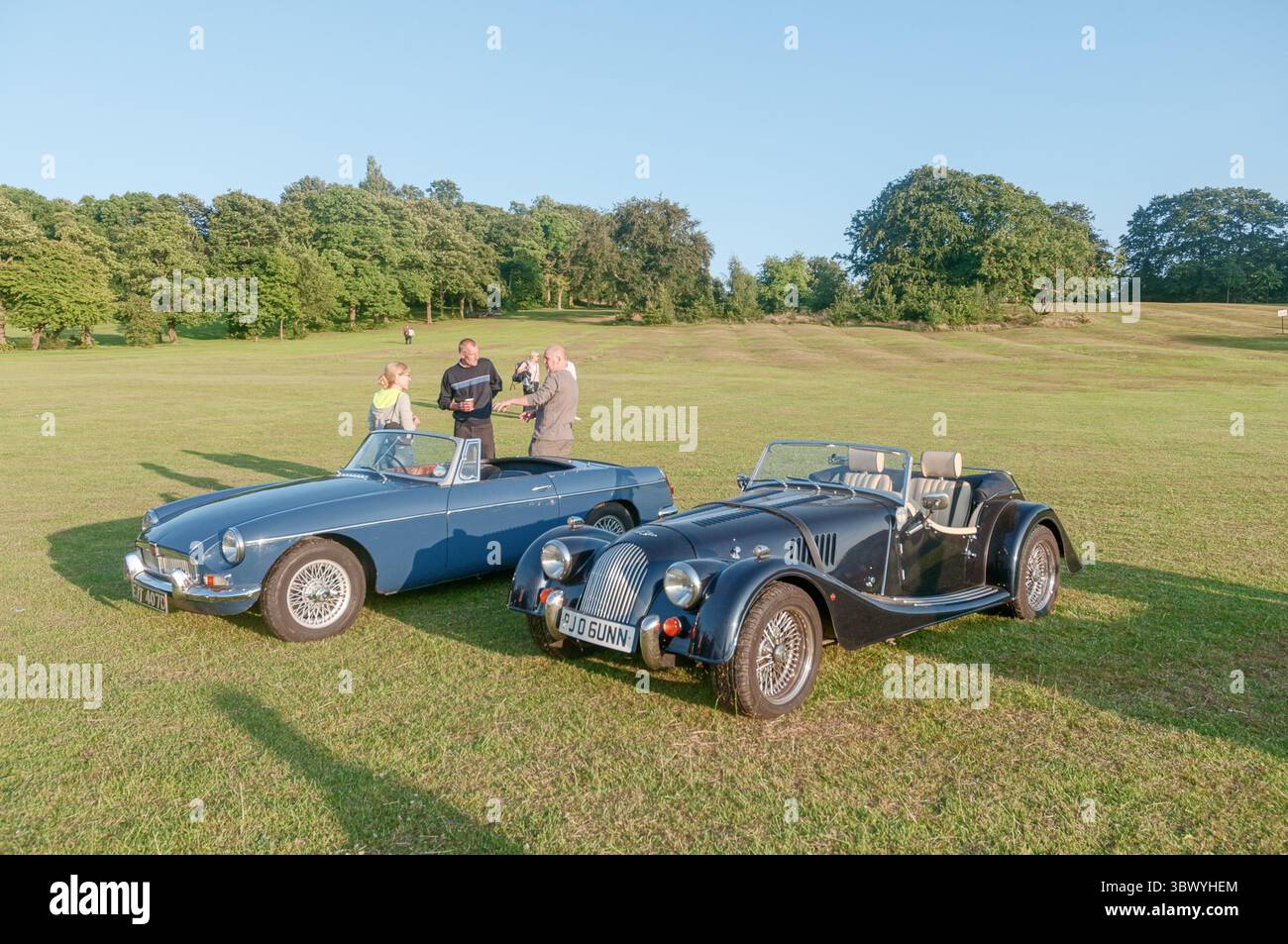Ein blauer MGB parkte neben einem Morgan Plus 4 auf einer Oldtimer-Ausstellung in Yorkshire England Stockfoto
