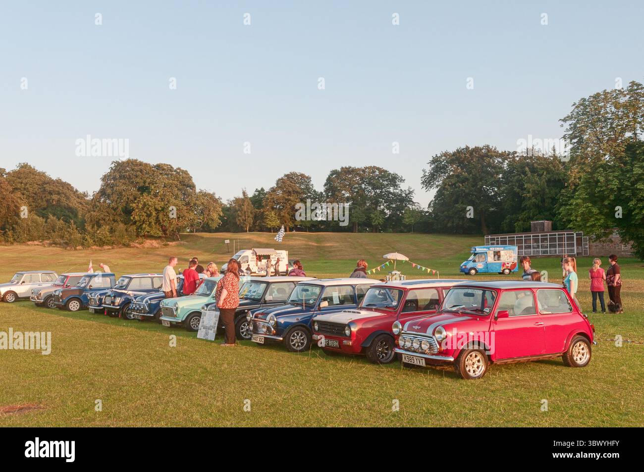 Mini Cars standen auf einer Oldtimer-Ausstellung in Yorkshire England Stockfoto