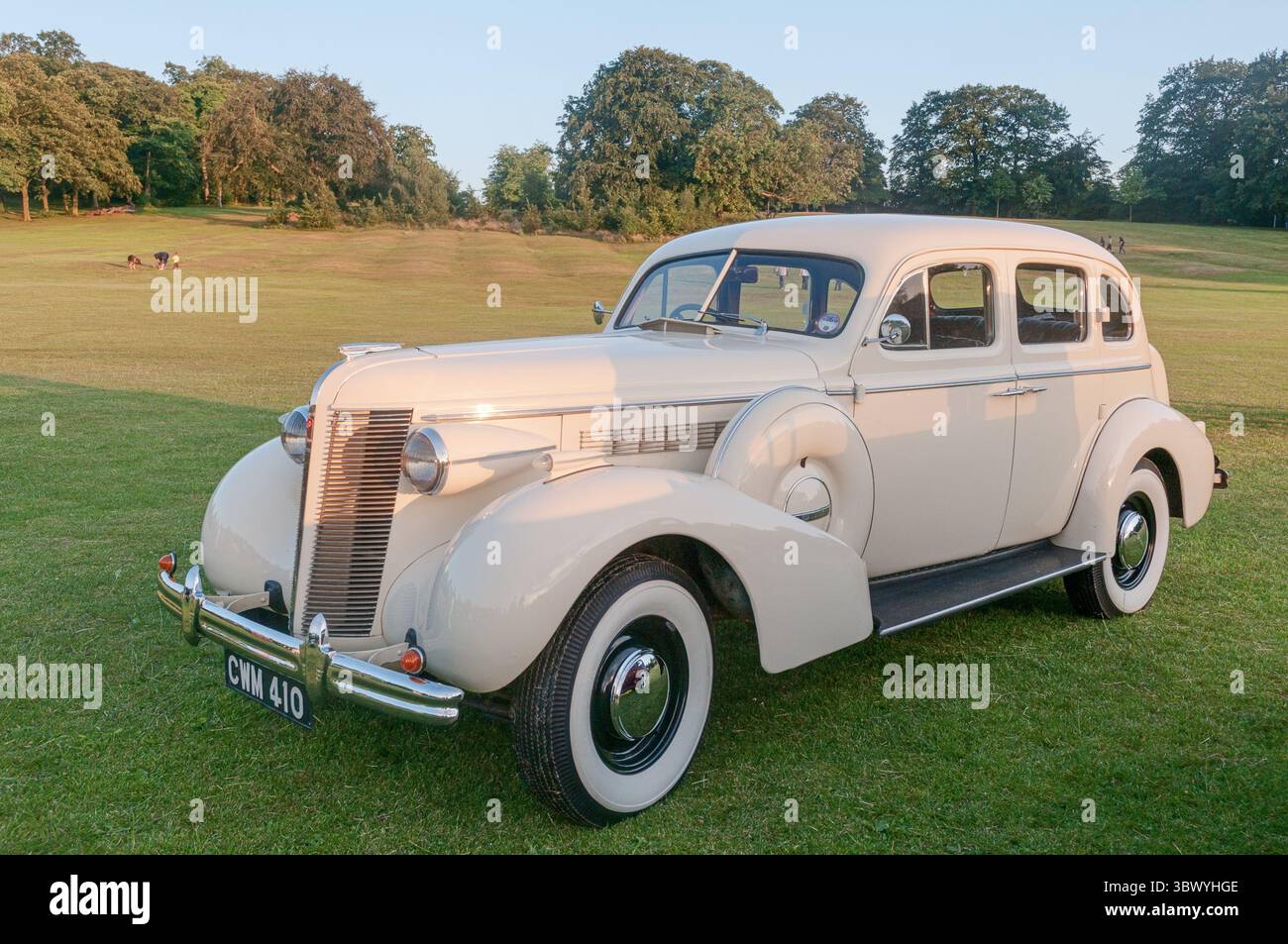 Ein cremefarbener Buick-Wagen auf einer Oldtimer-Show in Yorkshire England Stockfoto