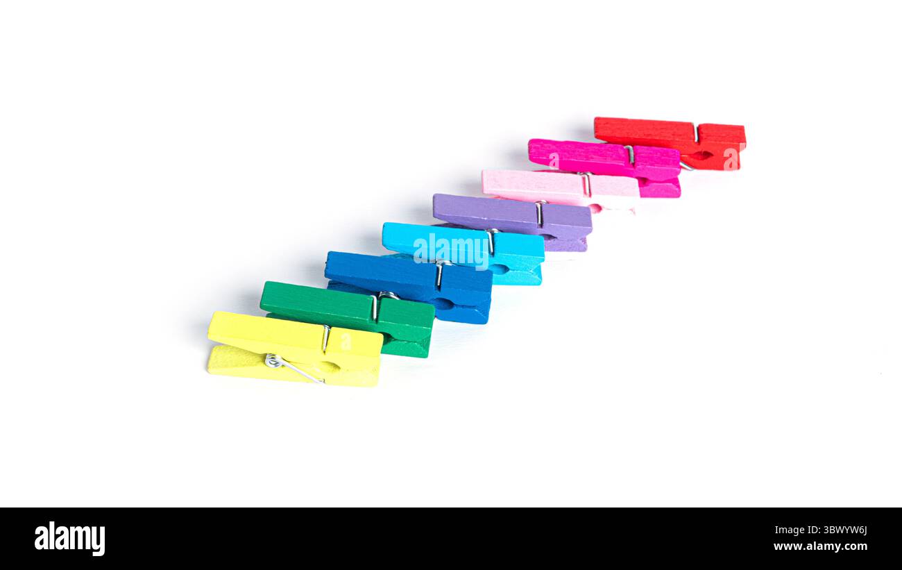 Hölzerne bunte Kleiderschalen isoliert auf weißem Hintergrund. Hochwertige Fotos Stockfoto