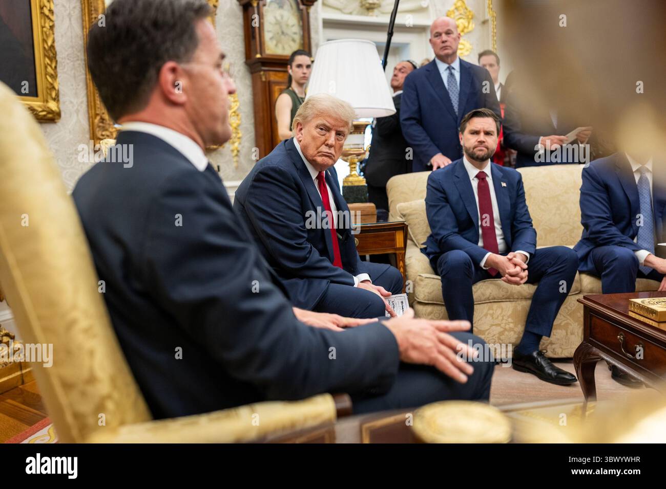 Präsident Donald J. Trump nimmt an einem Treffen mit NATO-Generalsekretär Mark Rutte im Oval Office des Weißen Hauses Teil. Juli 2025. Washington, D.C. Bild mit freundlicher Genehmigung des Weißen Hauses. Stockfoto