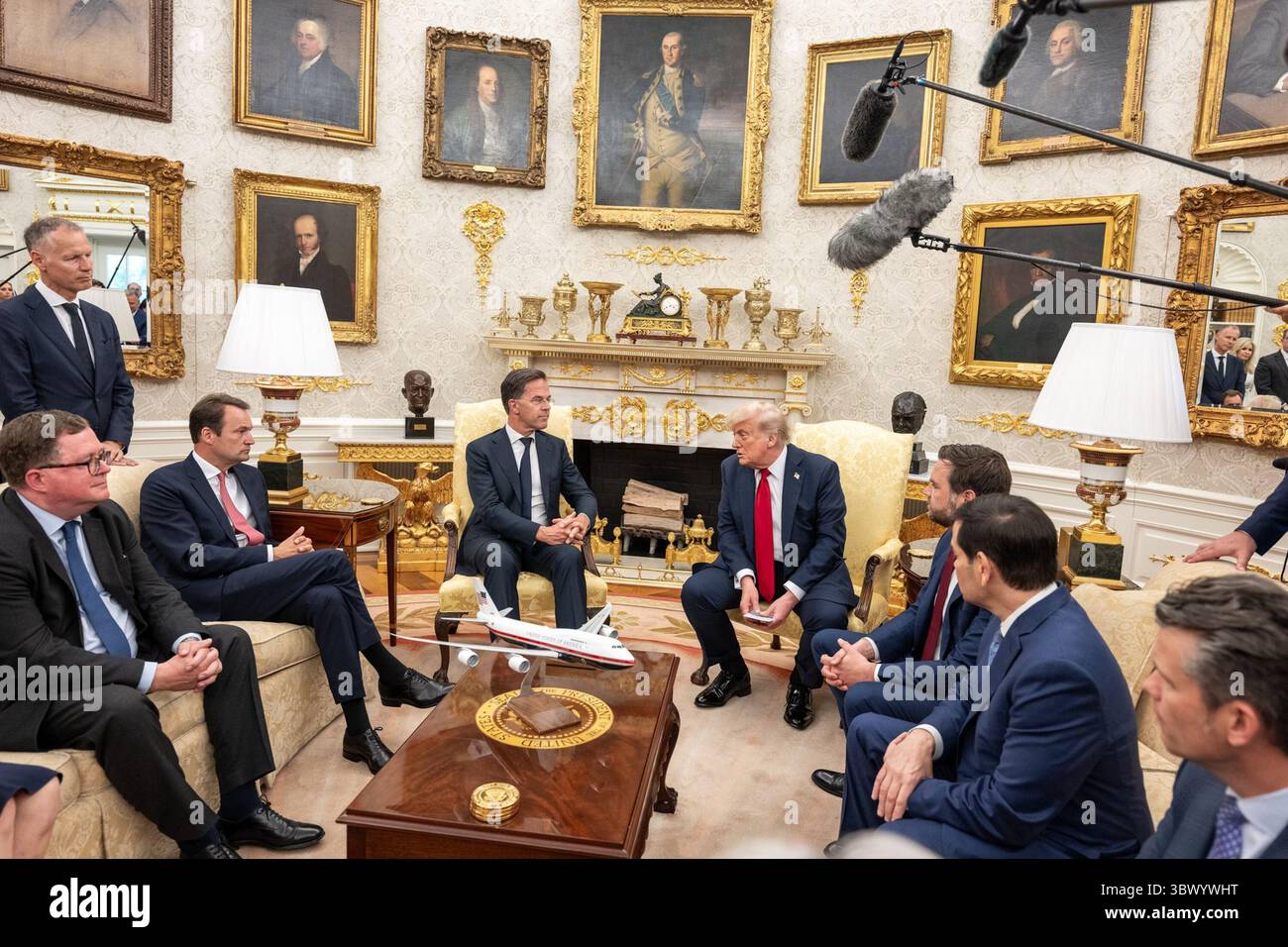 Präsident Donald J. Trump veranstaltet ein Rundtischgespräch mit NATO-Generalsekretär Mark Rutte und anderen Beamten im Oval Office des Weißen Hauses, um die europäischen Verteidigungsausgaben, die Unterstützung der Ukraine und die Finanzierung der alliierten Militärs zu erörtern. Juli 2025. Washington, D.C. Bild mit freundlicher Genehmigung des Weißen Hauses. Stockfoto