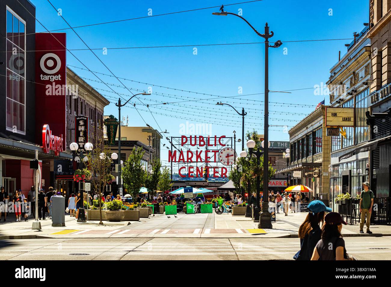 Touristen außerhalb des Pike Place Market in Seattle, Washington, berühmtes Wahrzeichen und Touristenziel, Schild für den öffentlichen Marktplatz am Ufer Stockfoto