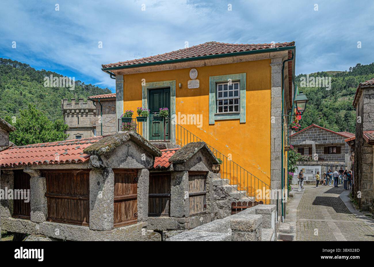 Sistelo liegt im Peneda-Geres-Nationalpark und ist ein wunderschönes, abgelegenes Dorf, das für seine landwirtschaftlichen Terrassen und Kornspeicher bekannt ist. Stockfoto