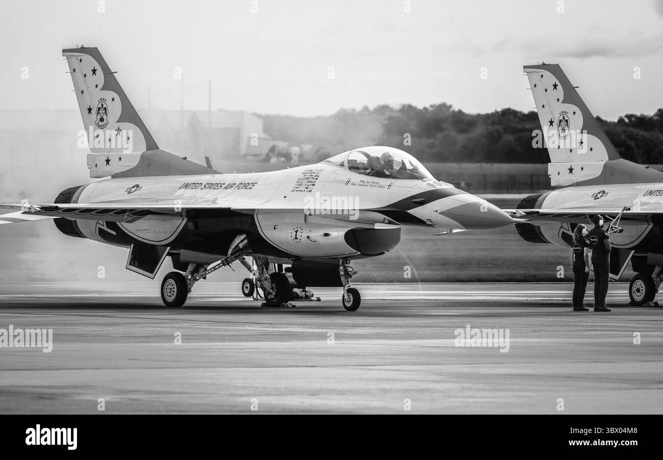 Thunderbird No. 1 Taxis mit geschlossenem Vordach nach der McGuire AFB Airshow, schleppenden Rauch, während zwei Crew-Mitglieder zu sehen sind. Stockfoto