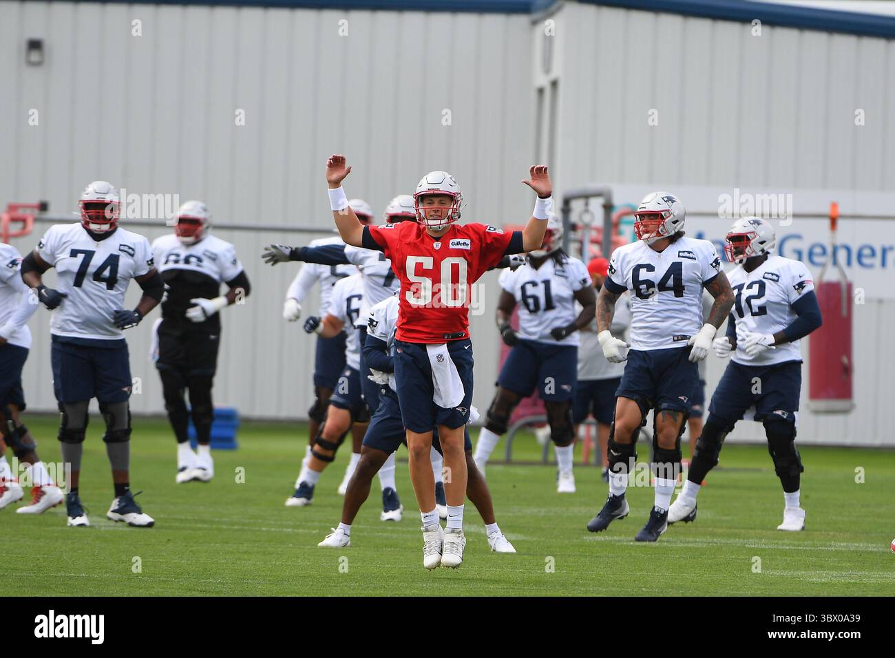 Mittwoch, 4. August 2021: New England Patriots Quarterback Mac Jones (50) während der Streckzeit im Trainingslager der New England Patriots auf den Übungsfeldern im Gillette Stadium in Foxborough, Massachusetts. Eric Canha/CSM(Kreditbild: &Copy; Eric Canha/CSM via ZUMA Wire) Stockfoto