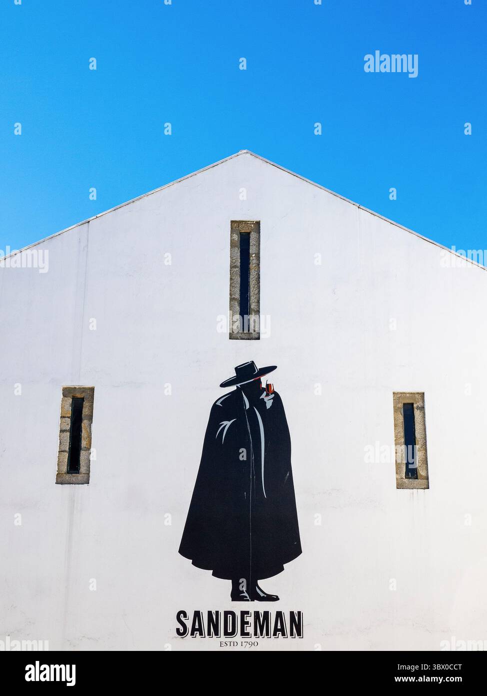 Wandgemälde des „Don“-Logos der Weinkellerei Sandeman an einer weißen Wand in Vila Nova de Gaia, Porto District, Portugal Stockfoto