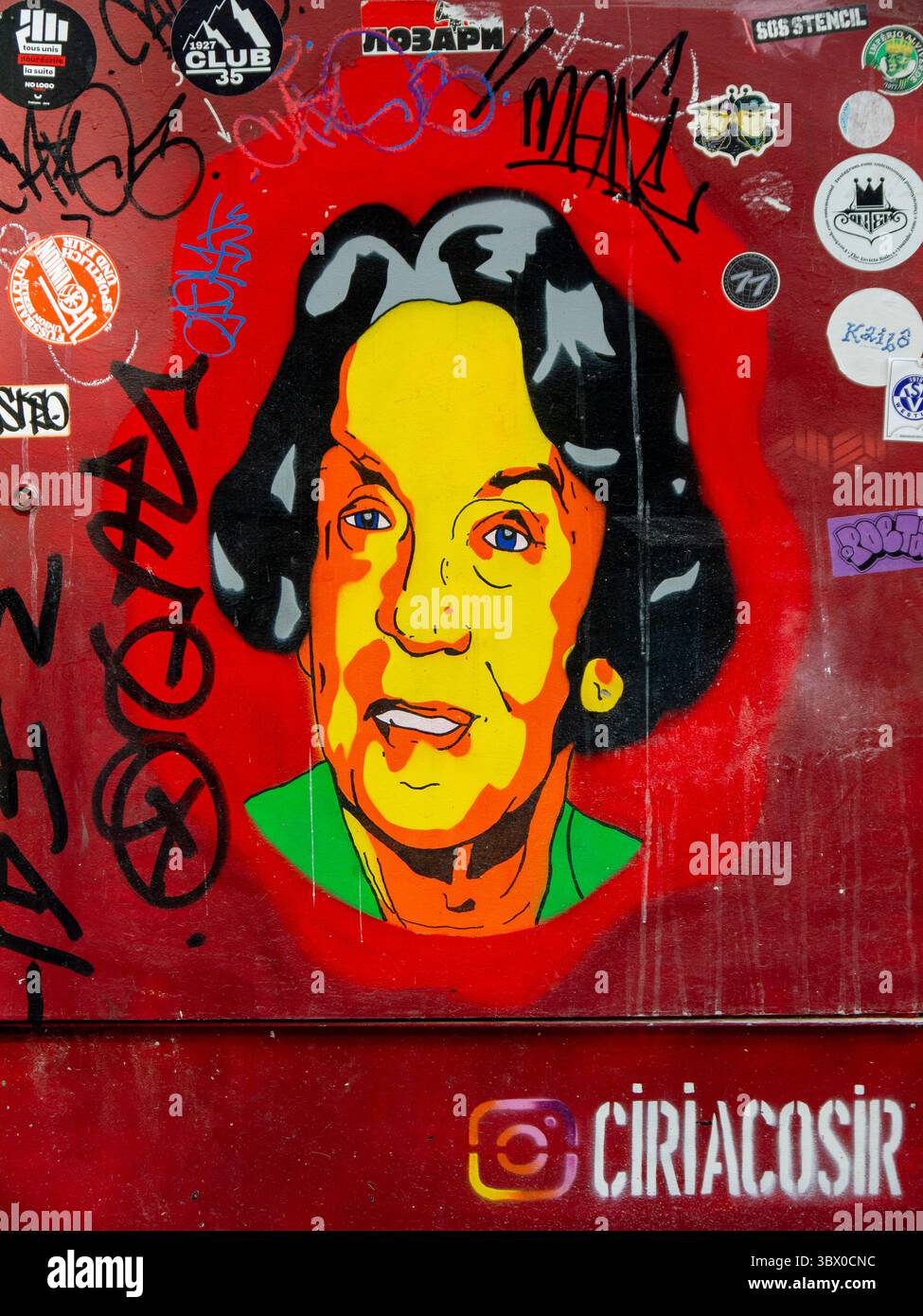 „Sophia“ farbiges Graffiti-Porträt. Ein Stück Street Art anlässlich des 500. Jahrestages der Rua das Flores von Ciriacosir, Porto, Portugal. Stockfoto