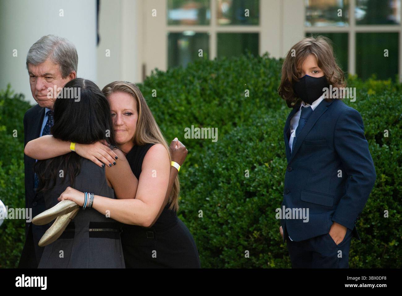 August 2021, Washington, District of Columbia, USA: Anne Winters, links, Schwester des USCP-Offiziers Howard Liebengood wird von Shannon Terranova umarmt, rechts, Ex-Ehefrau des USCP-Offiziers William Billy Evans, wie Logan Evans rechts zusieht, nachdem US-Präsident Joe Biden die H.R. 3325, â€œAn Act unterzeichnet hat, um vier Goldmedaillen des Kongresses an die United States Capitol Police und diejenigen, die das US Capitol am 6. Januar 2021 beschützten, im Rose Garden des Weißen Hauses, am Donnerstag, 5. August 2021, â,, zu übergeben. Abbildung: Rod Lamkey / CNP (Abbildung: © Rod Lamkey - CNP/ Stockfoto