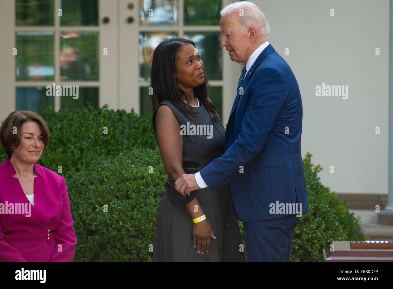 August 2021, Washington, District of Columbia, USA: Anne Winters, links, Schwester des USCP-Offiziers Howard Liebengood aus der Mitte, wird von US-Präsident Joe Biden getröstet, nachdem er 3325 am 6. Januar 2021 im Rose Garden des Weißen Hauses in Washington, D.C. vier Goldmedaillen des Kongresses an die United States Capitol Police und diejenigen, die das US Capitol beschützten, unterzeichnet â hatte. â wurde am Donnerstag, 5. August 2021 im Rose Garden des Weißen Hauses in Washington, DC, œAn. Beschreibung: Rod Lamkey/CNP (Bild: © Rod Lamkey – CNP/CNP via ZUMA Press Wire) Stockfoto