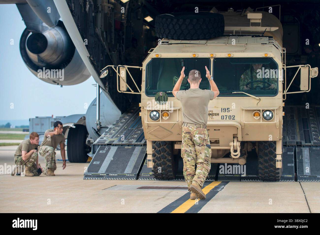 29. Juli 2021 - West Virginia, USA - US Air Force Airman 1st Class Nathaniel Catrow, ein Ladungsführer der 167th Operations Group, fährt einen M978 Heavy Expanded Mobility Tactical Truck (HEMTT) der 1528th Forward Support Company, Special Operations (Airborne), West Virginia National Guard, mit dem 167th Airlift Wing im Rahmen einer Übung zur Ladungsladung auf der Shepherd Field Air Guard Base, Virginia, Martinsburg, 29. Juli 2021, Virginia. Diese Schulung zeigte die Interoperabilität der gemeinsamen Truppe und die Fähigkeit, rasch d Stockfoto