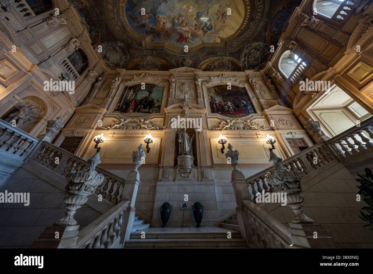 Turin, Italien - 9. September 2023: Ballsaal des Palazzo reale (Königspalast) in Turin. Stockfoto