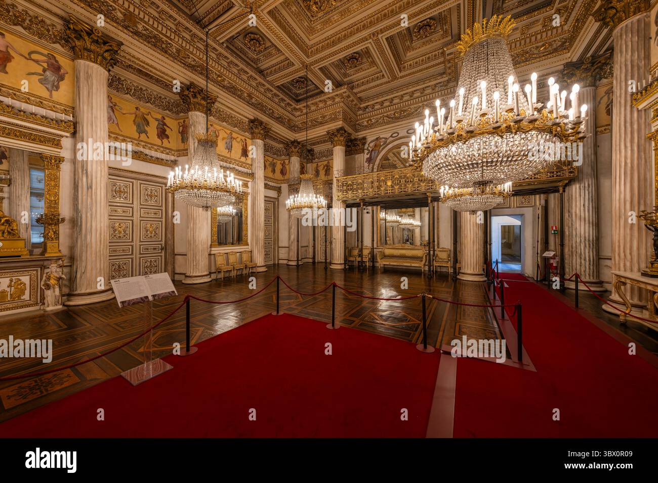 Turin, Italien - 9. September 2023: Ballsaal des Palazzo reale (Königspalast) in Turin. Stockfoto