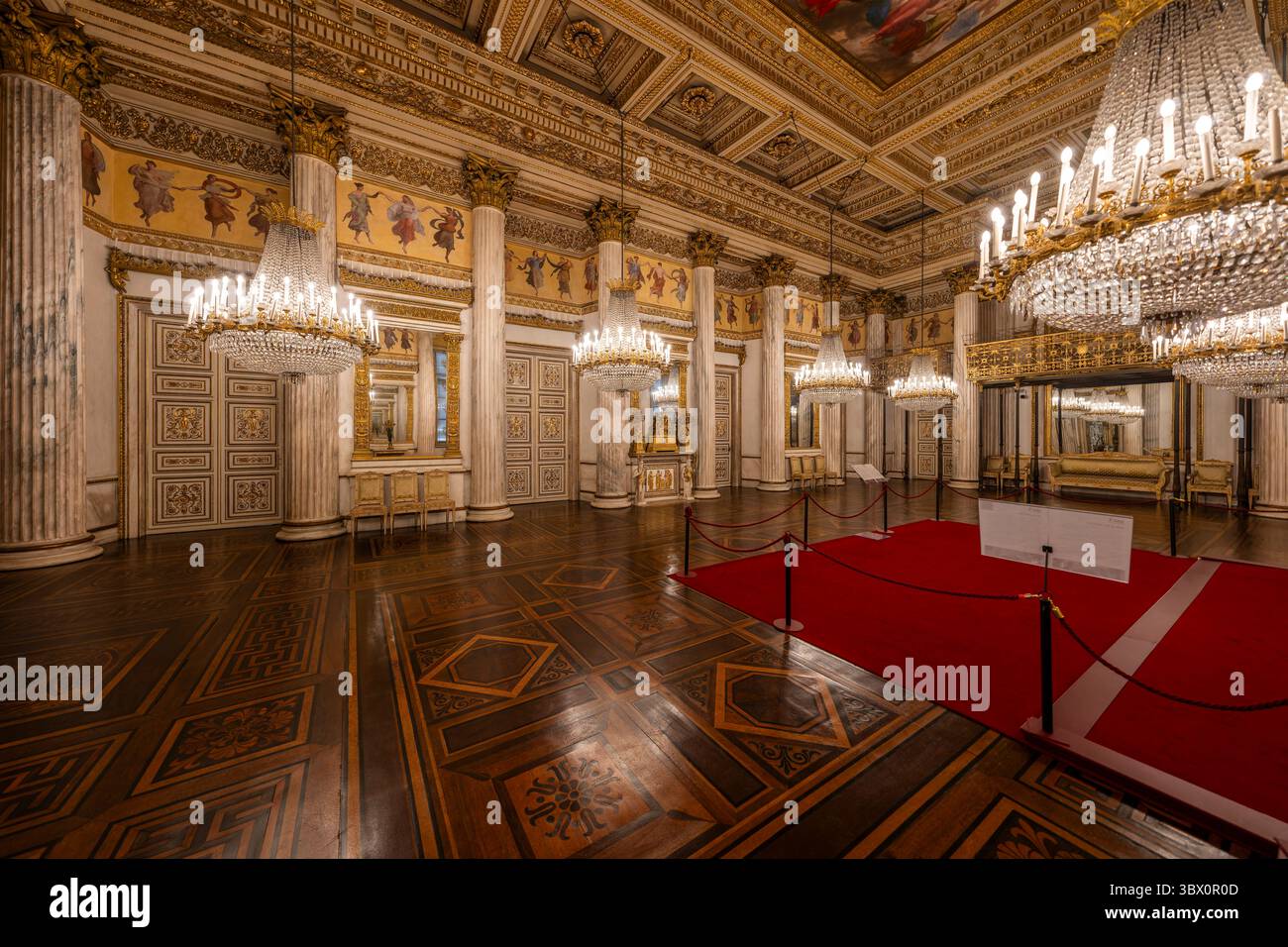Turin, Italien - 9. September 2023: Ballsaal des Palazzo reale (Königspalast) in Turin. Stockfoto