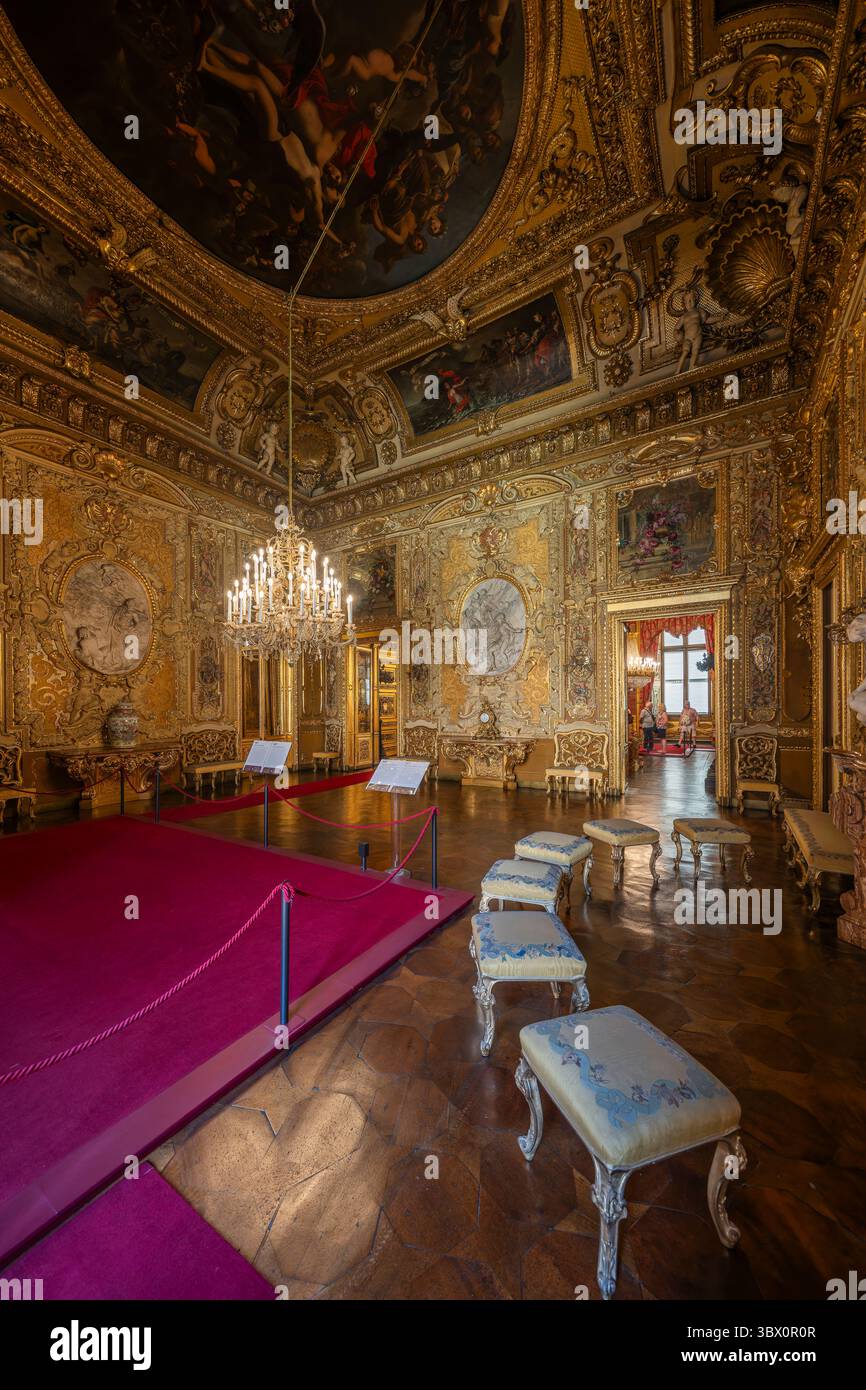 Turin, Italien - 9. September 2023: Ballsaal des Palazzo reale (Königspalast) in Turin. Stockfoto