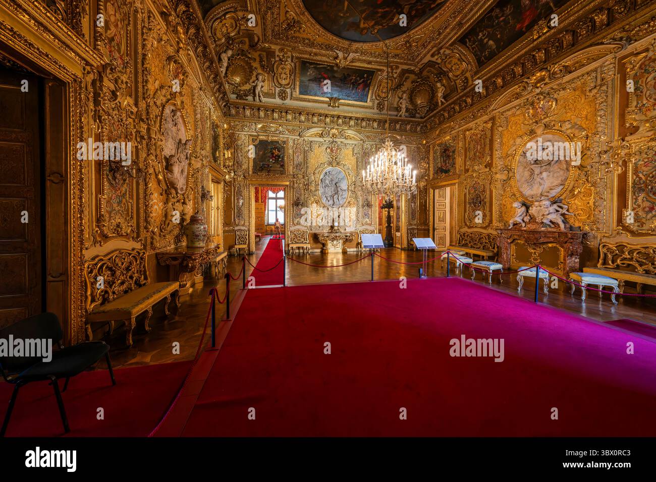 Turin, Italien - 9. September 2023: Ballsaal des Palazzo reale (Königspalast) in Turin. Stockfoto