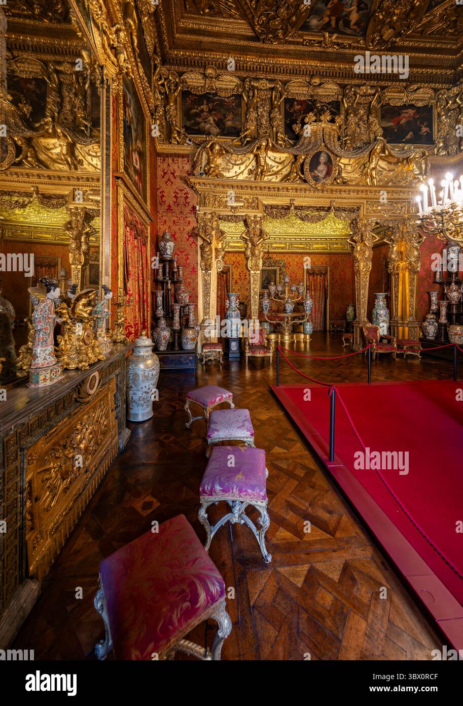 Turin, Italien - 9. September 2023: Ballsaal des Palazzo reale (Königspalast) in Turin. Stockfoto