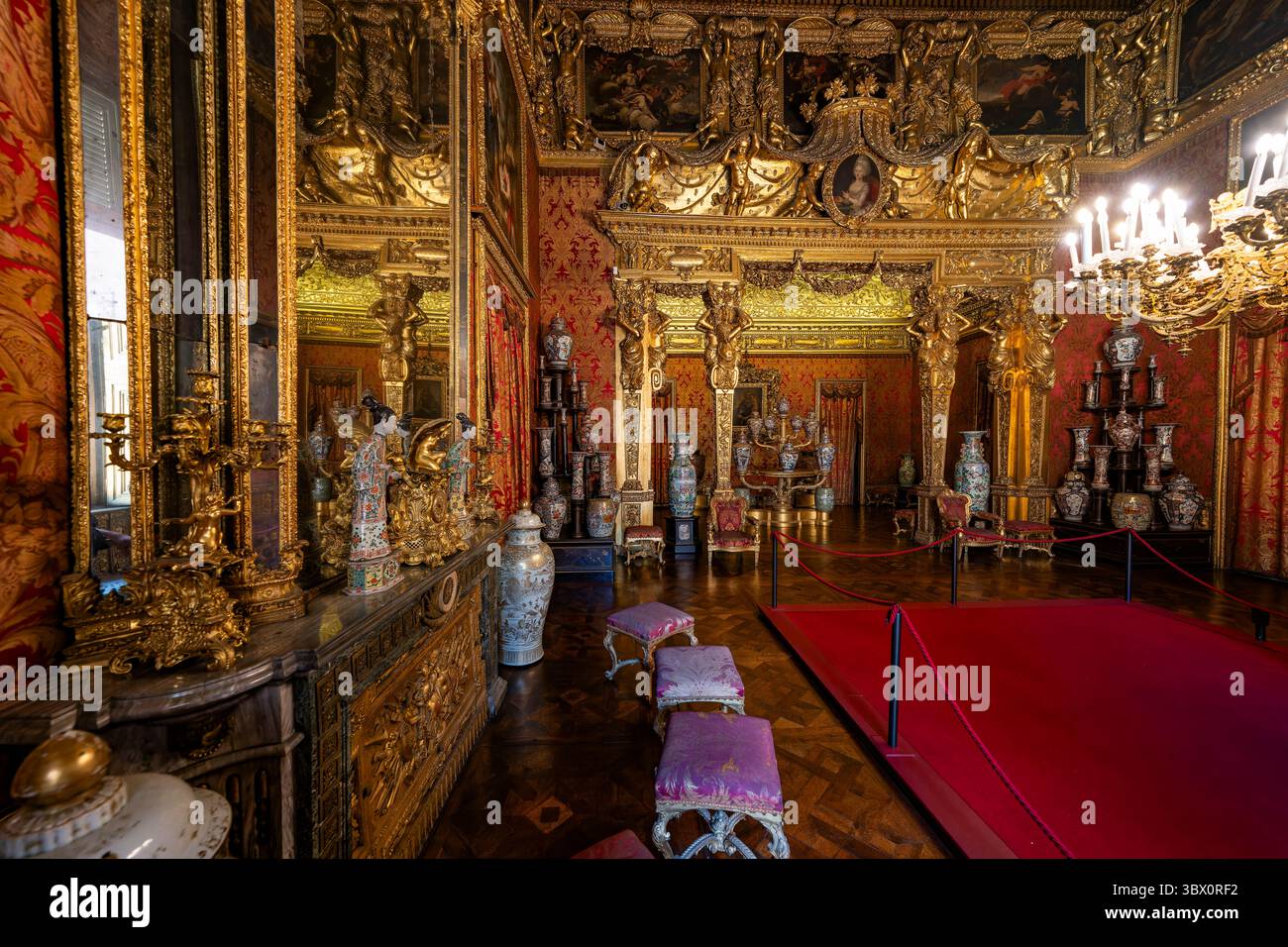 Turin, Italien - 9. September 2023: Ballsaal des Palazzo reale (Königspalast) in Turin. Stockfoto