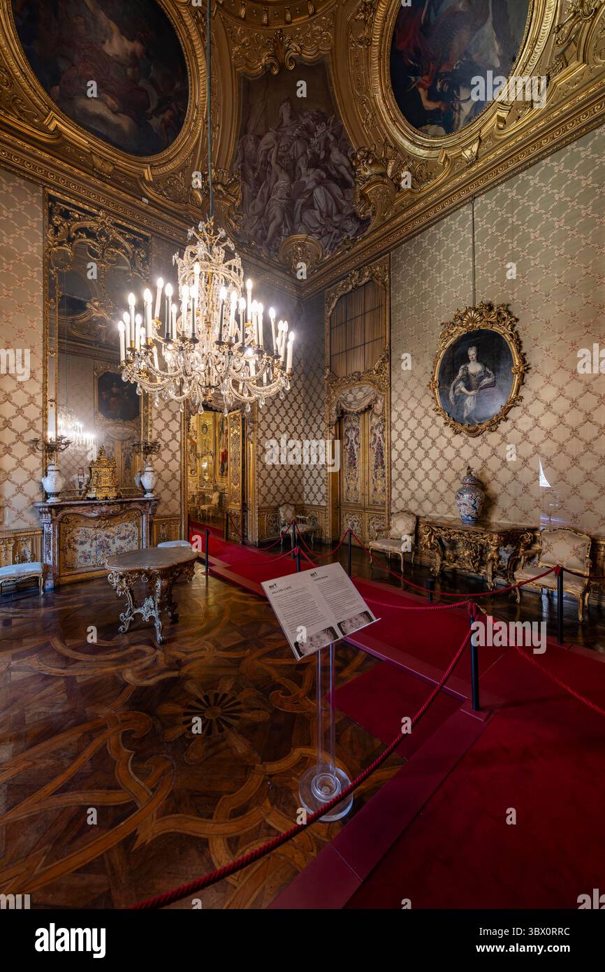 Turin, Italien - 9. September 2023: Ballsaal des Palazzo reale (Königspalast) in Turin. Stockfoto