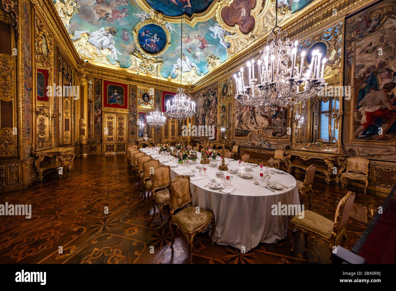 Turin, Italien - 9. September 2023: Ballsaal des Palazzo reale (Königspalast) in Turin. Stockfoto