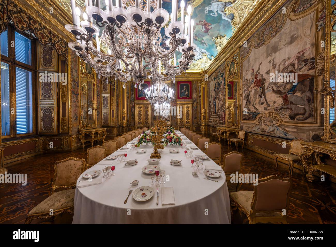 Turin, Italien - 9. September 2023: Ballsaal des Palazzo reale (Königspalast) in Turin. Stockfoto