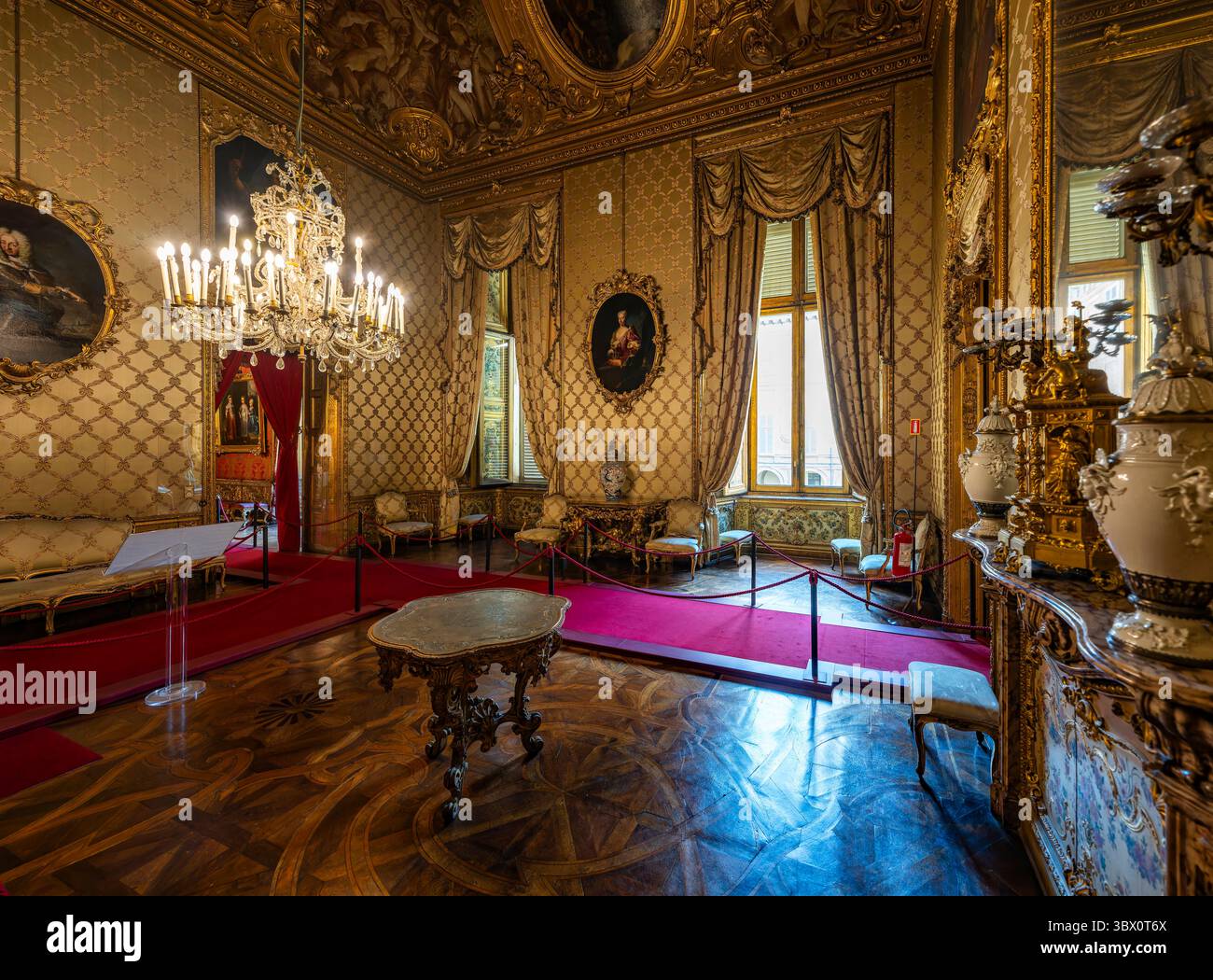 Turin, Italien - 9. September 2023: Ballsaal des Palazzo reale (Königspalast) in Turin. Stockfoto