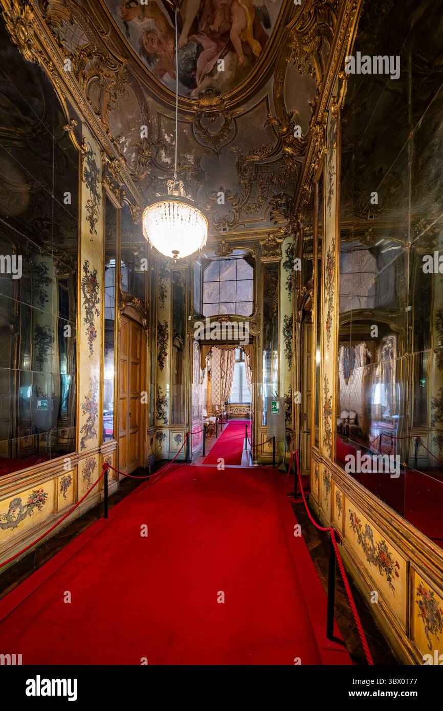 Turin, Italien - 9. September 2023: Ballsaal des Palazzo reale (Königspalast) in Turin. Stockfoto