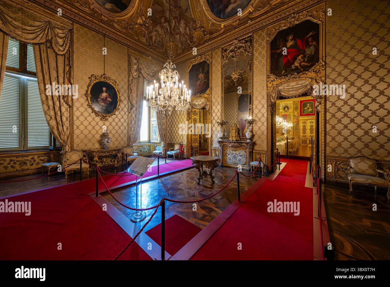 Turin, Italien - 9. September 2023: Ballsaal des Palazzo reale (Königspalast) in Turin. Stockfoto