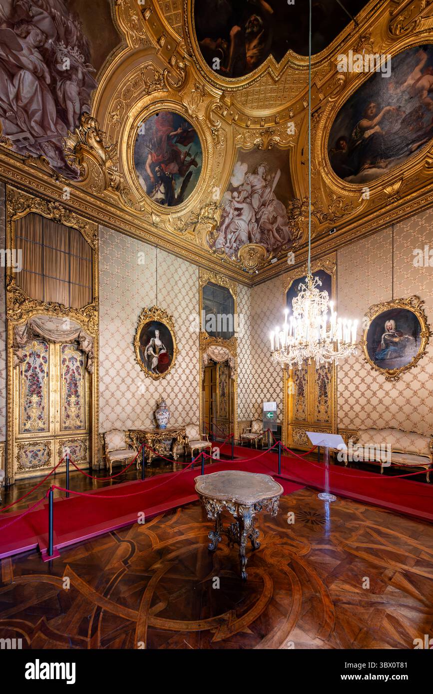 Turin, Italien - 9. September 2023: Ballsaal des Palazzo reale (Königspalast) in Turin. Stockfoto