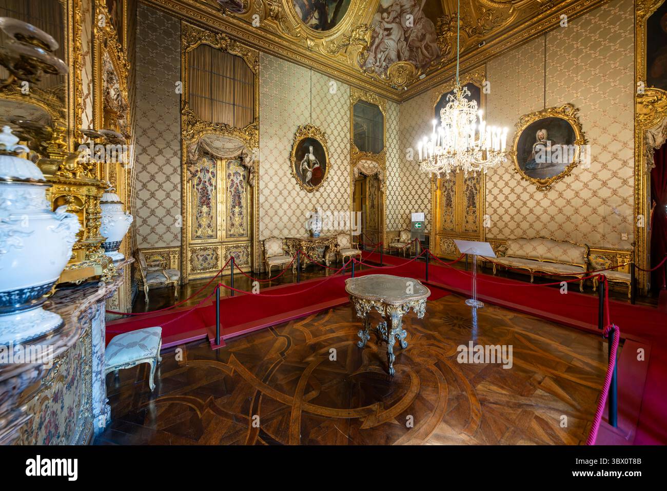 Turin, Italien - 9. September 2023: Ballsaal des Palazzo reale (Königspalast) in Turin. Stockfoto