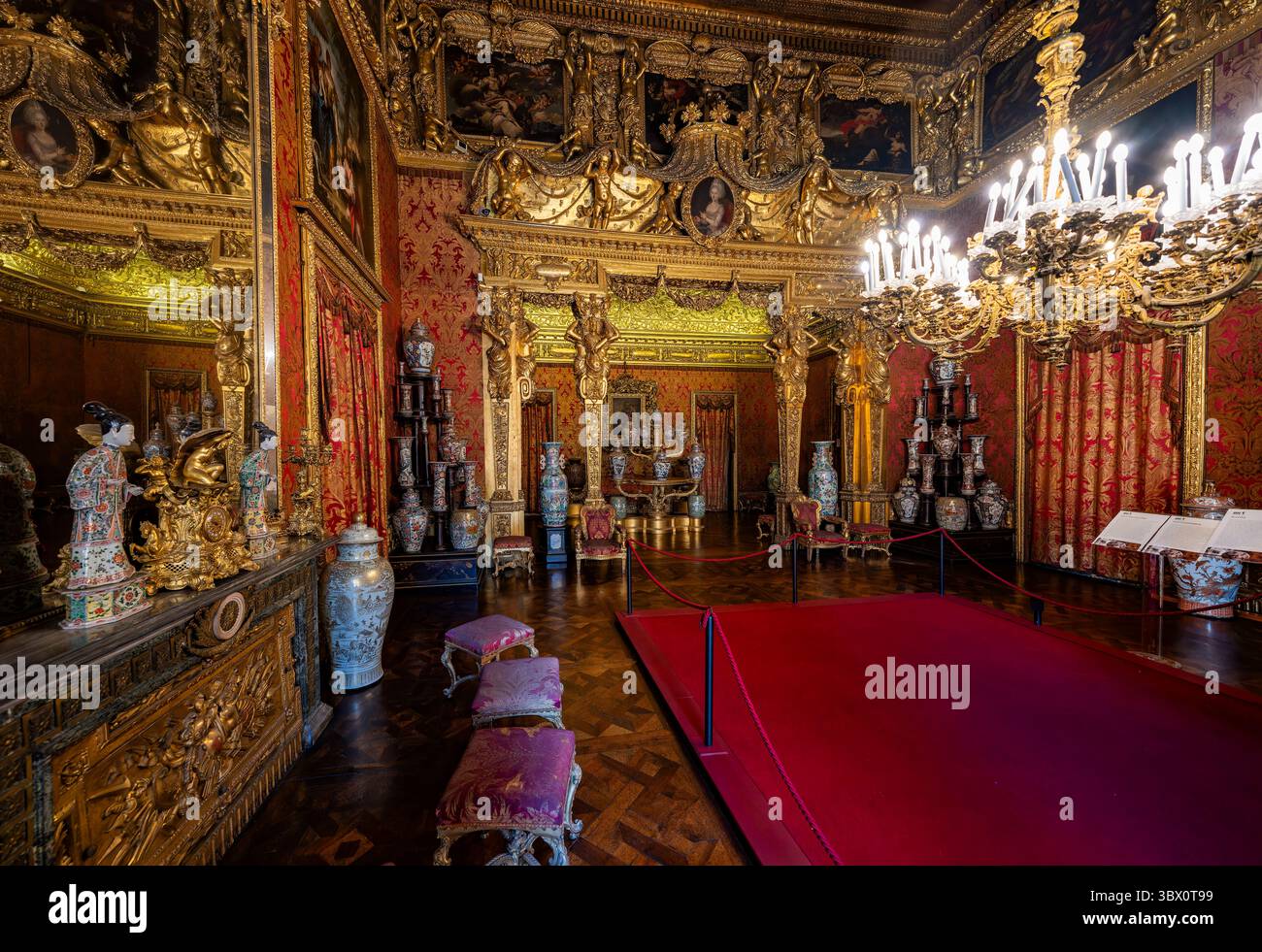 Turin, Italien - 9. September 2023: Ballsaal des Palazzo reale (Königspalast) in Turin. Stockfoto