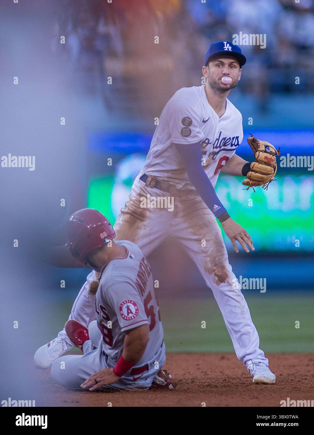 7. August 2021, Los Angeles, Kalifornien, USA: TREA Turner #6 der Los Angeles Dodgers stürzt sich auf Jack Mayfield #59 der Los Angeles Angels während ihres MLB-Saisonspiels am Samstag, 7. August 2021 im Dodger Stadium in Los Angeles, Kalifornien. Dodgers besiegen Angels, 5-3. JAVIER ROJAS/PI (Foto: © Prensa Internacional Via ZUMA Press Wire) Stockfoto