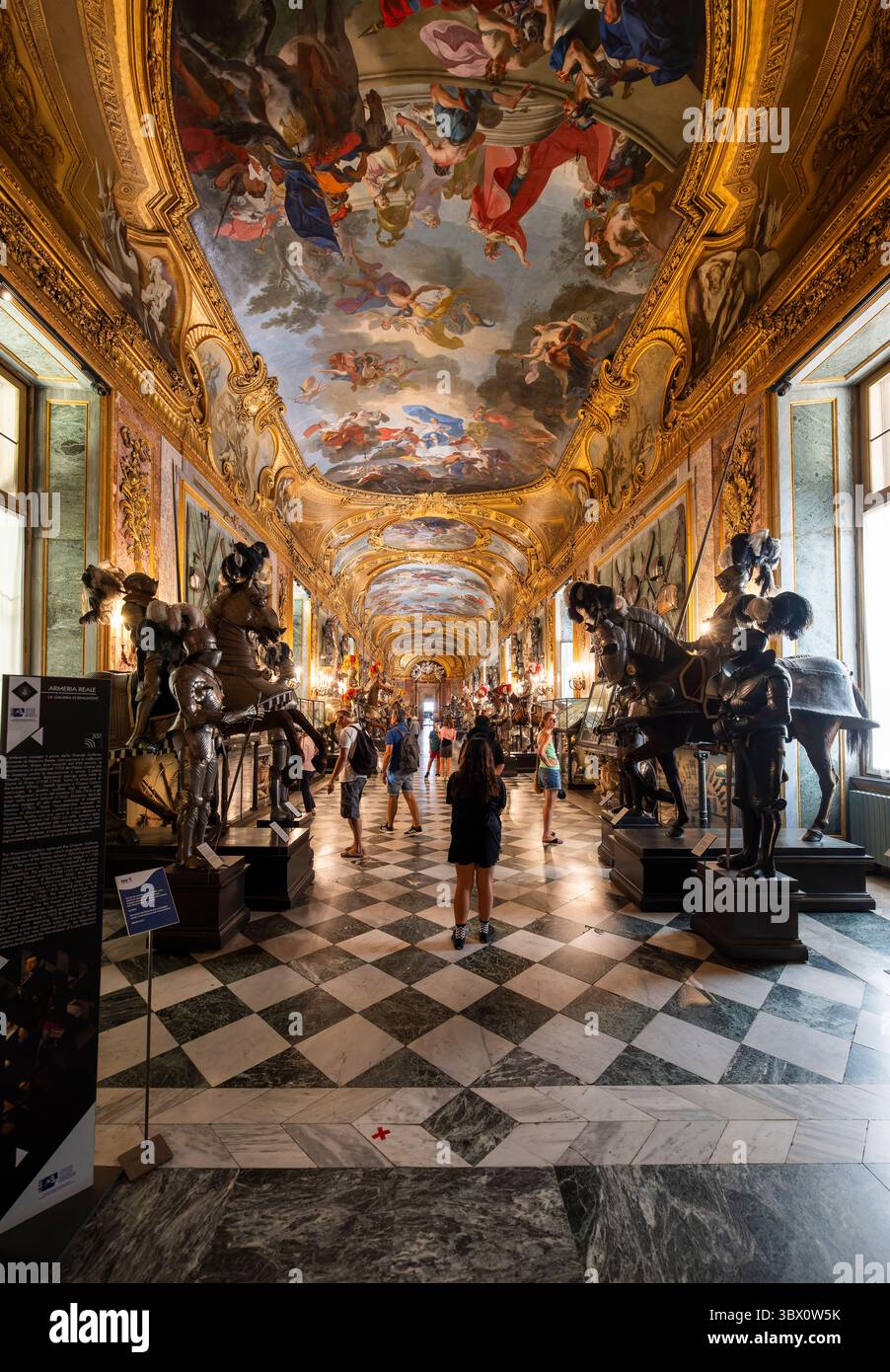 Turin, Italien - 9. September 2023: Ballsaal des Palazzo reale (Königspalast) in Turin. Stockfoto