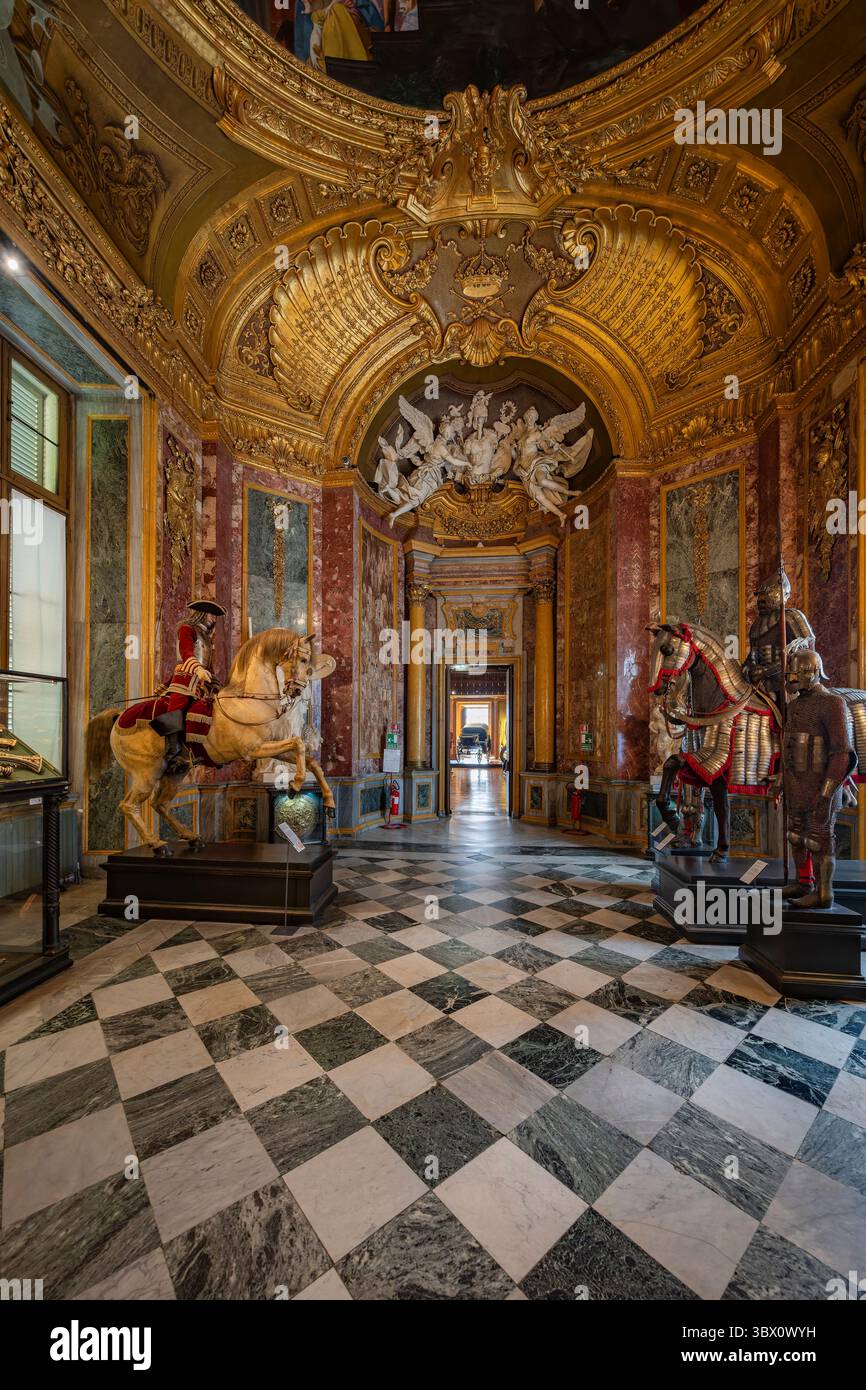 Turin, Italien - 9. September 2023: Ballsaal des Palazzo reale (Königspalast) in Turin. Stockfoto