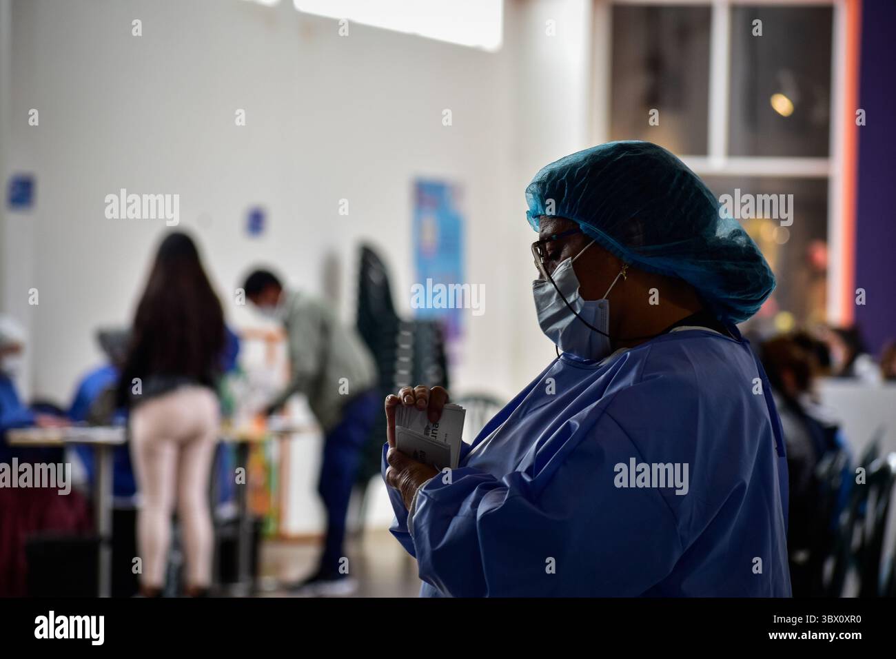 7. August 2021, Ipiales, Narino, Kolumbien: Eine Gruppe von Mitarbeitern des Gesundheitswesens gibt Daten ein und erhält Einwilligungen von Patienten, die mit Moderna COVID-19 geimpft werden, da Personen im Alter von 25 bis 30 Jahren ihre Impfphase mit dem neuartigen COVID-19-Impfstoff gegen die Coronavirus-Krankheit in Ipiales - NariÃ±o, Kolumbien am 2. August 2021 beginnen. (Foto: © Camilo Erasso/LongVisual via ZUMA Press Wire) Stockfoto