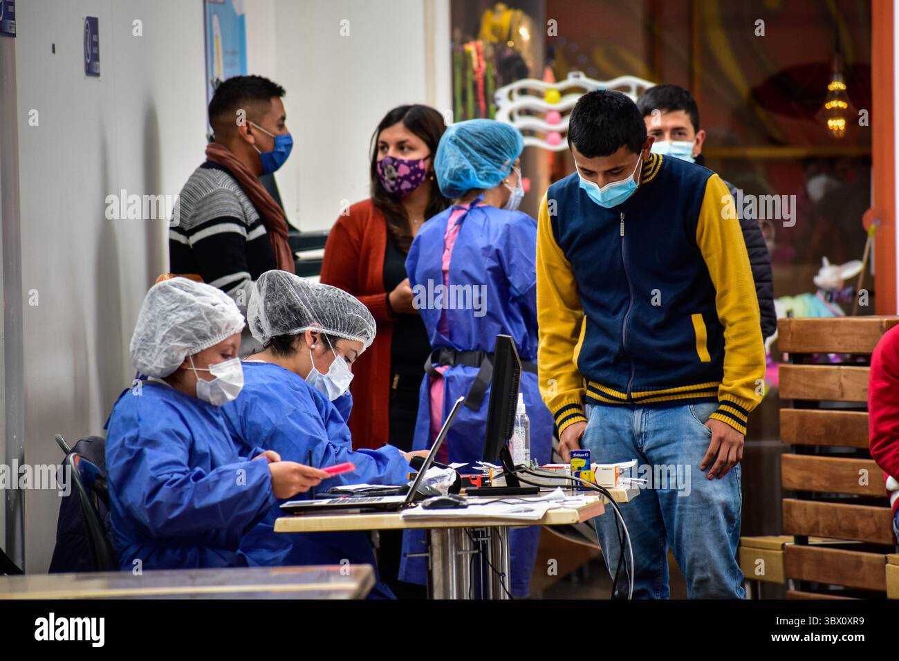 7. August 2021, Ipiales, Narino, Kolumbien: Eine Gruppe von Mitarbeitern des Gesundheitswesens gibt Daten ein und erhält Einwilligungen von Patienten, die mit Moderna COVID-19 geimpft werden, da Personen im Alter von 25 bis 30 Jahren ihre Impfphase mit dem neuartigen COVID-19-Impfstoff gegen die Coronavirus-Krankheit in Ipiales - NariÃ±o, Kolumbien am 2. August 2021 beginnen. (Foto: © Camilo Erasso/LongVisual via ZUMA Press Wire) Stockfoto