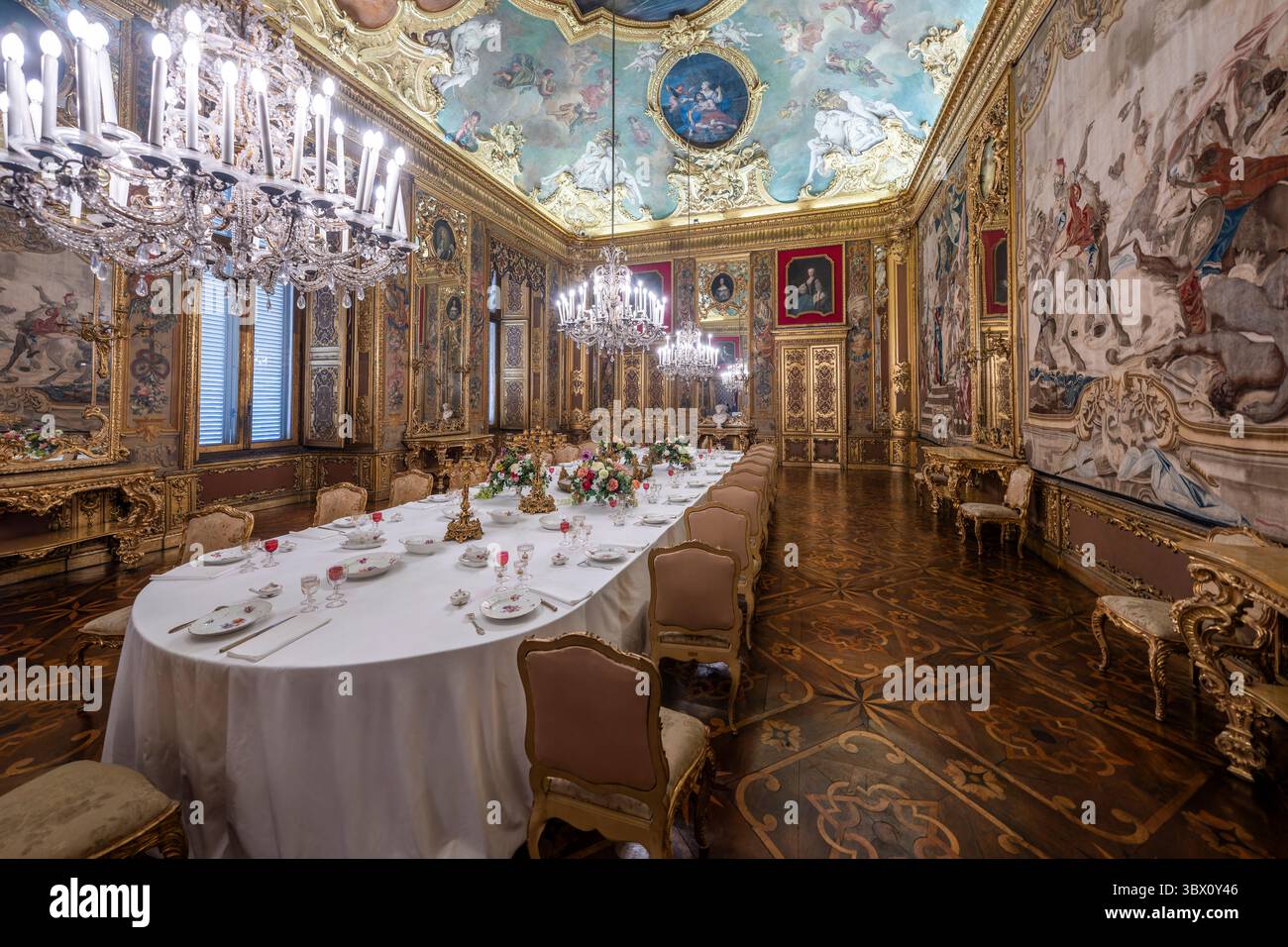 Turin, Italien - 9. September 2023: Ballsaal des Palazzo reale (Königspalast) in Turin. Stockfoto
