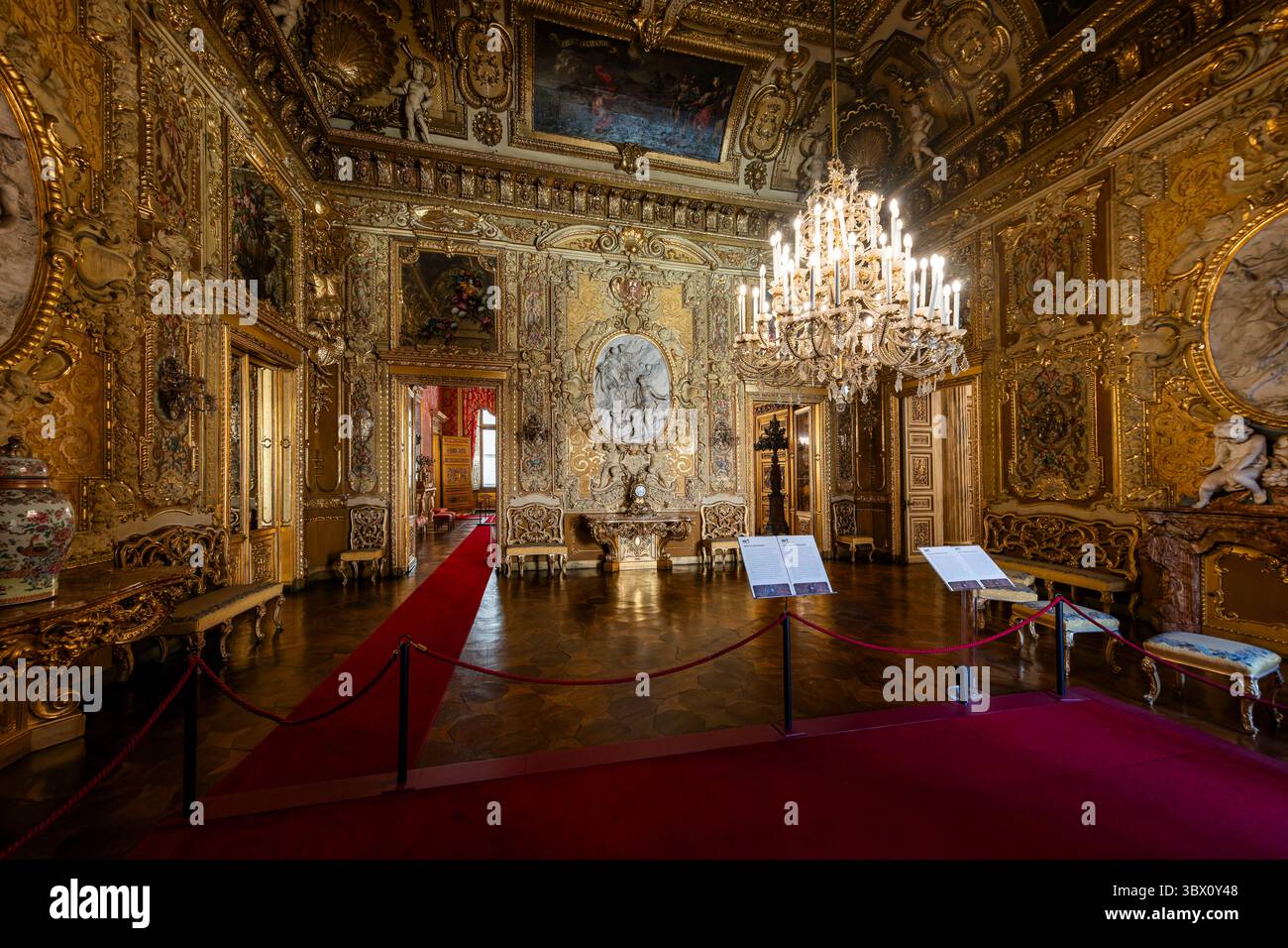Turin, Italien - 9. September 2023: Ballsaal des Palazzo reale (Königspalast) in Turin. Stockfoto