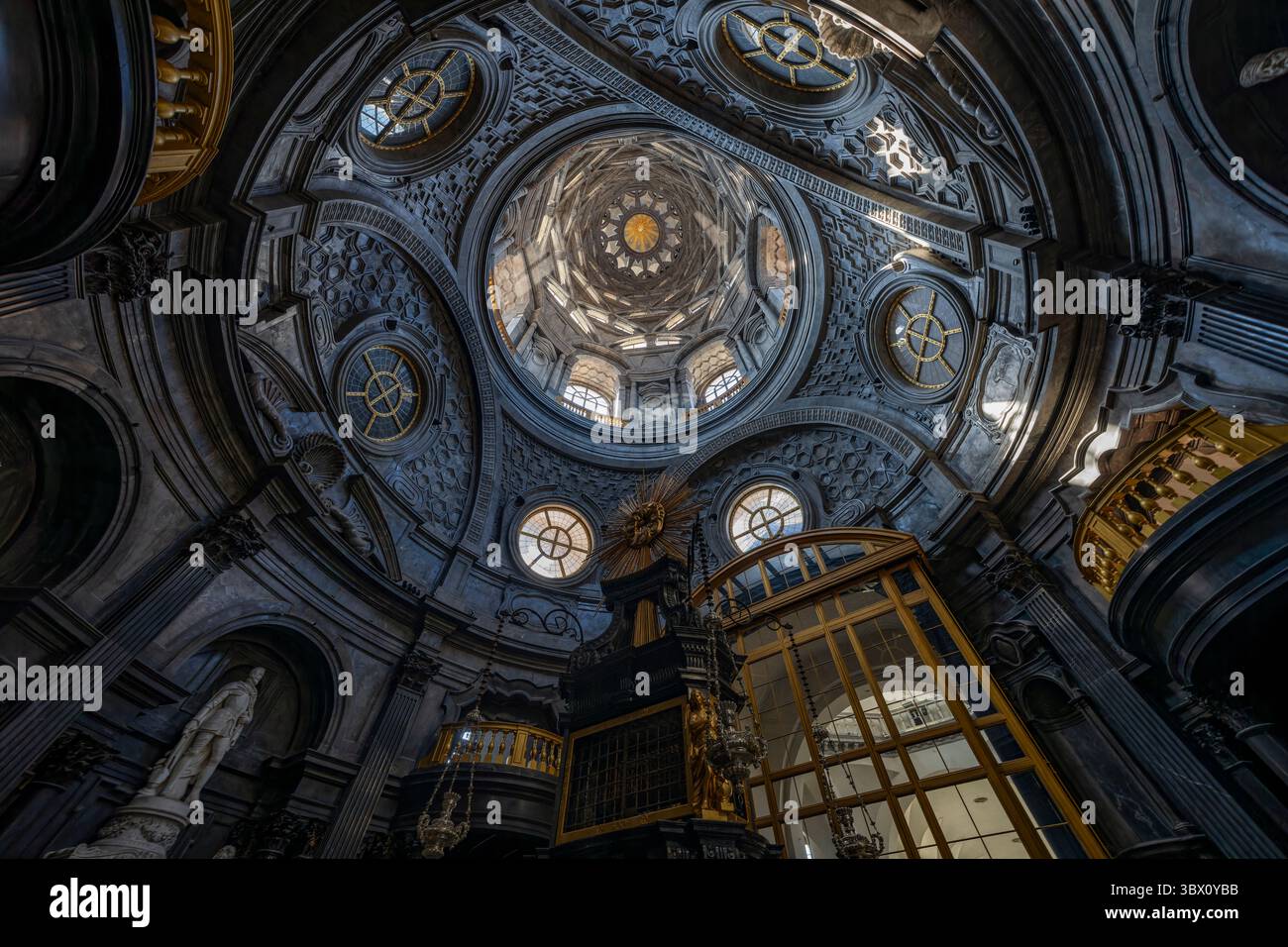 Turin, Italien - 9. September 2023: Ballsaal des Palazzo reale (Königspalast) in Turin. Stockfoto
